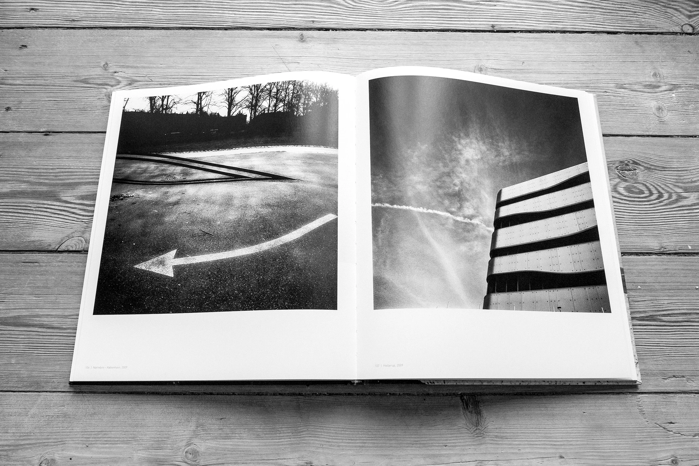 Bogopslag med sort-hvide landskabs- og arkitekturfotografier