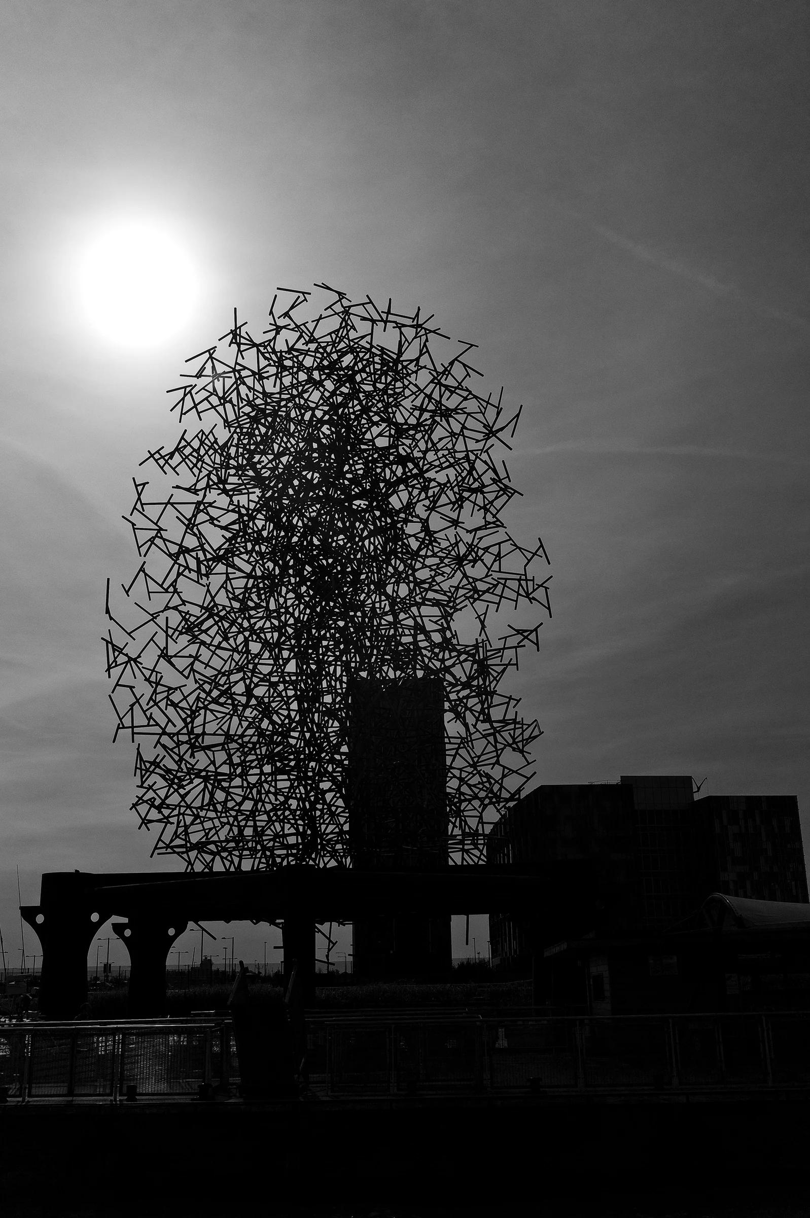 Skulpturen Quantum Cloud mod solen